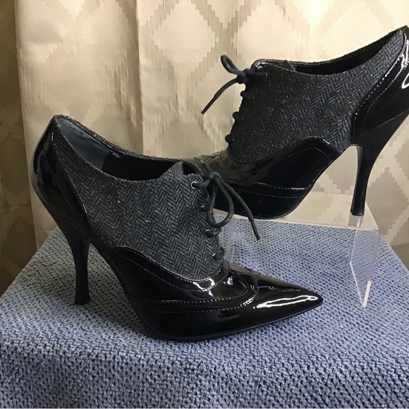 Guess Briclyn Pointed Toe Wingtip Lace Up Heels - Picture 10 of 16